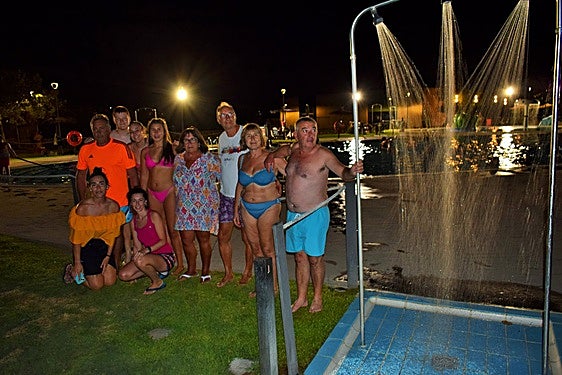 La concejala Lidia Ascacíbar, abajo a la izquierda, posa con una familia de Arrúbal en las piscinas.