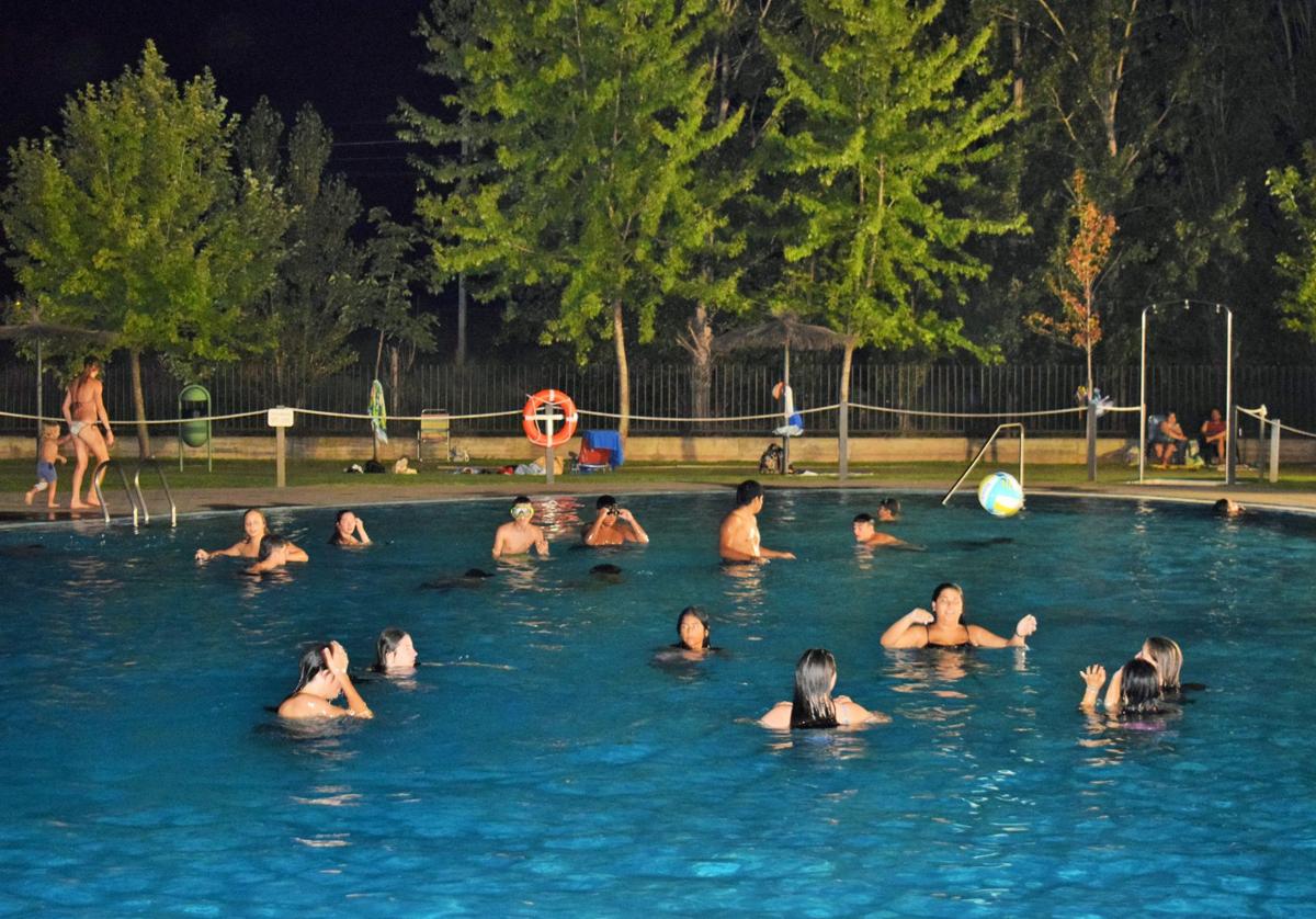 En Arrúbal abrieron por la noche la piscina municipal.