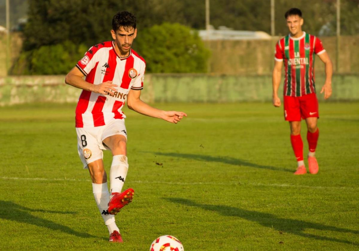 Lamadrid golpea el balón en el duelo ante la Gimnástica.