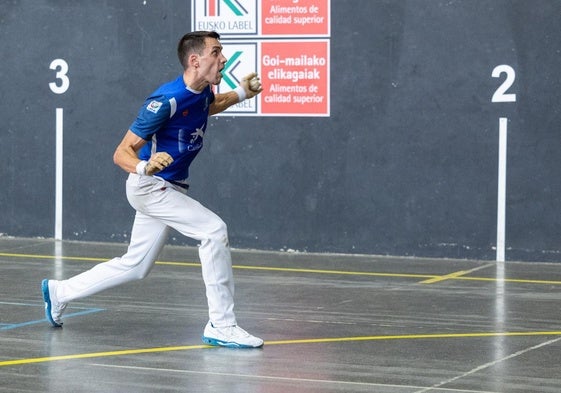 Zabala acuna la pelota en su mano y prepara la dejada con la izquierda en el partido de Labastida.