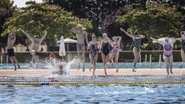 El grupo alevín del Club de Natación Logroño se lanza a la piscina