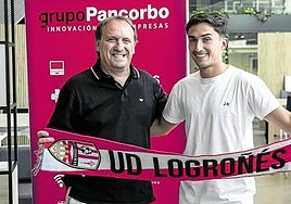 Álvaro Mateo posa con Carlos Lashera, ayer en su puesta de largo como jugador de la UD Logroñés.