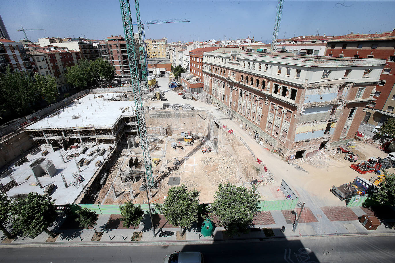 La promoción inmobiliaria, con el edificio del antiguo colegio San José ya en obras, avanza casi un año después en el solar de las peatonales.