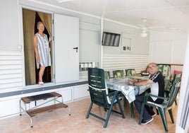 Un matrimonio, en el porche de su 'mobile house', instalada en el camping de Bañares.