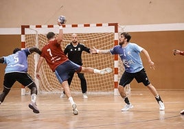 Álvaro Preciado lanza desde los seis metros ante el Cherburgo