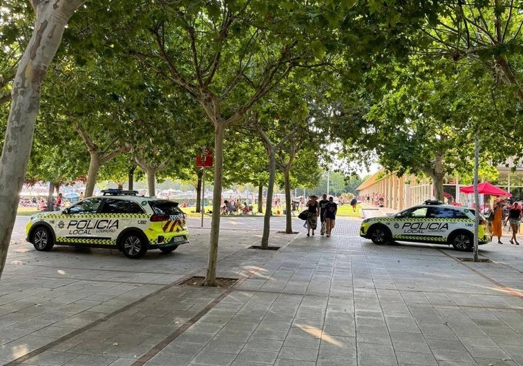 Dos vehículos de la Policía Local en Las Norias este pasado fin de semana.