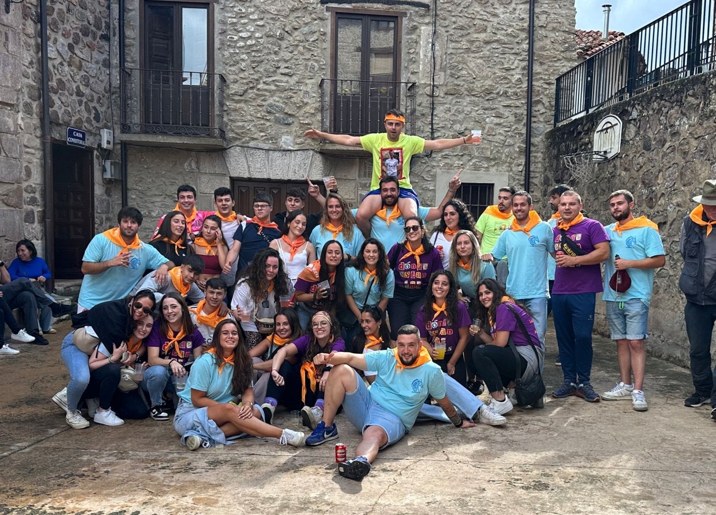 Un grupo de jóvenes en las fiestas de Villanueva de Cameros.