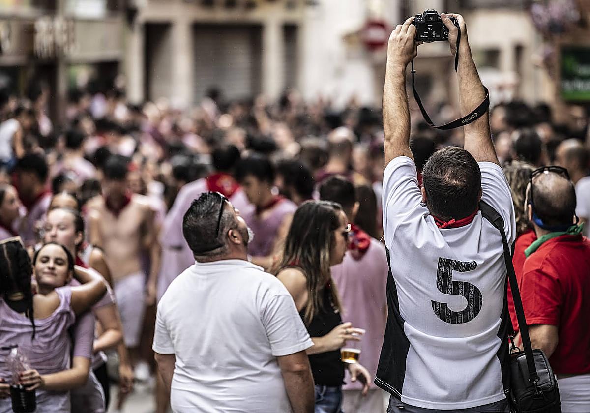 Miles de personas participan del chupinazo de las fiestas de Alfaro y piden agua en sus calles