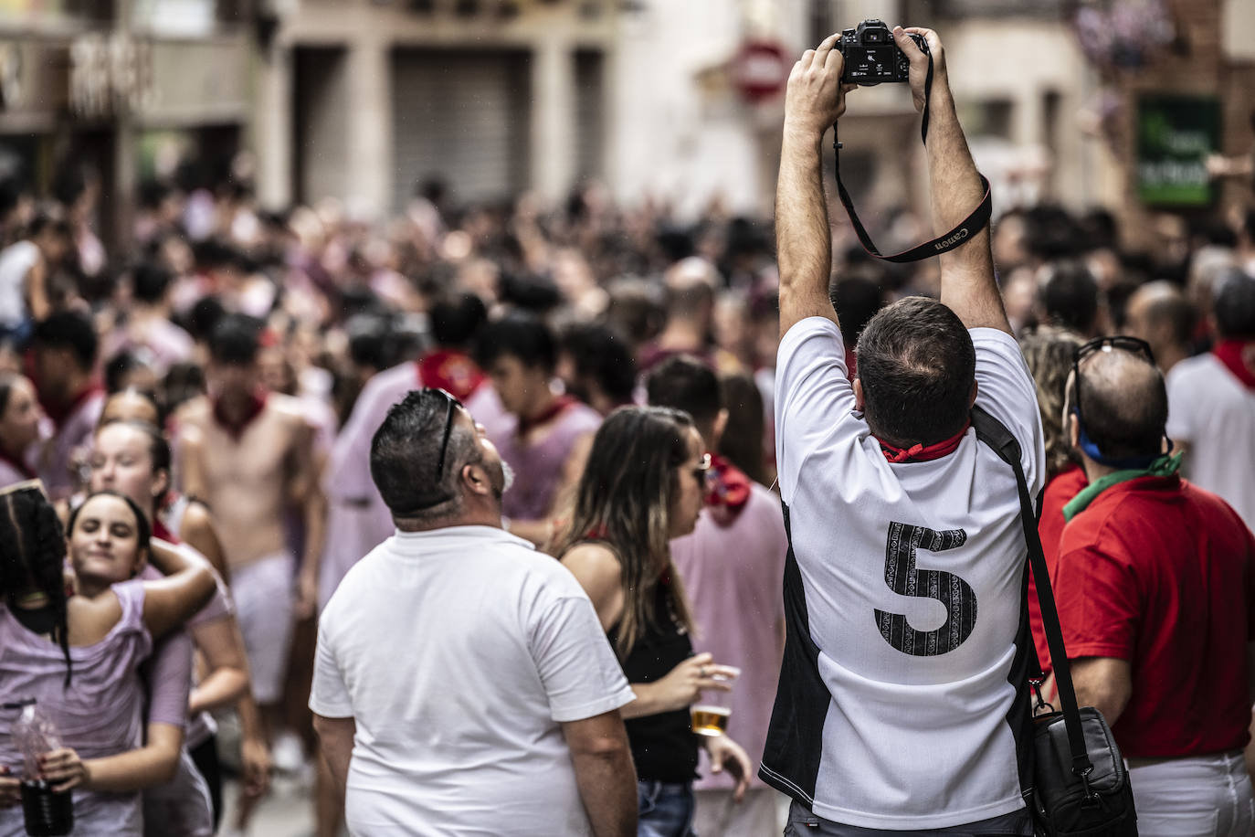 Miles de personas participan del chupinazo de las fiestas de Alfaro y piden agua en sus calles