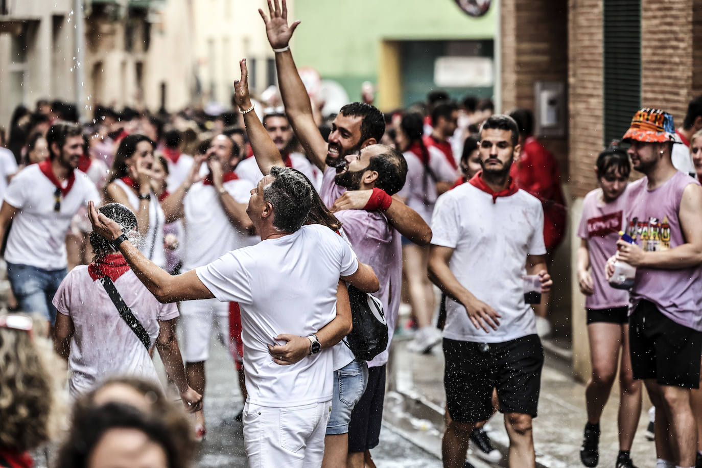 Miles de personas participan del chupinazo de las fiestas de Alfaro y piden agua en sus calles