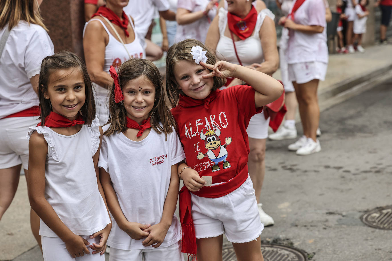 Miles de personas participan del chupinazo de las fiestas de Alfaro y piden agua en sus calles
