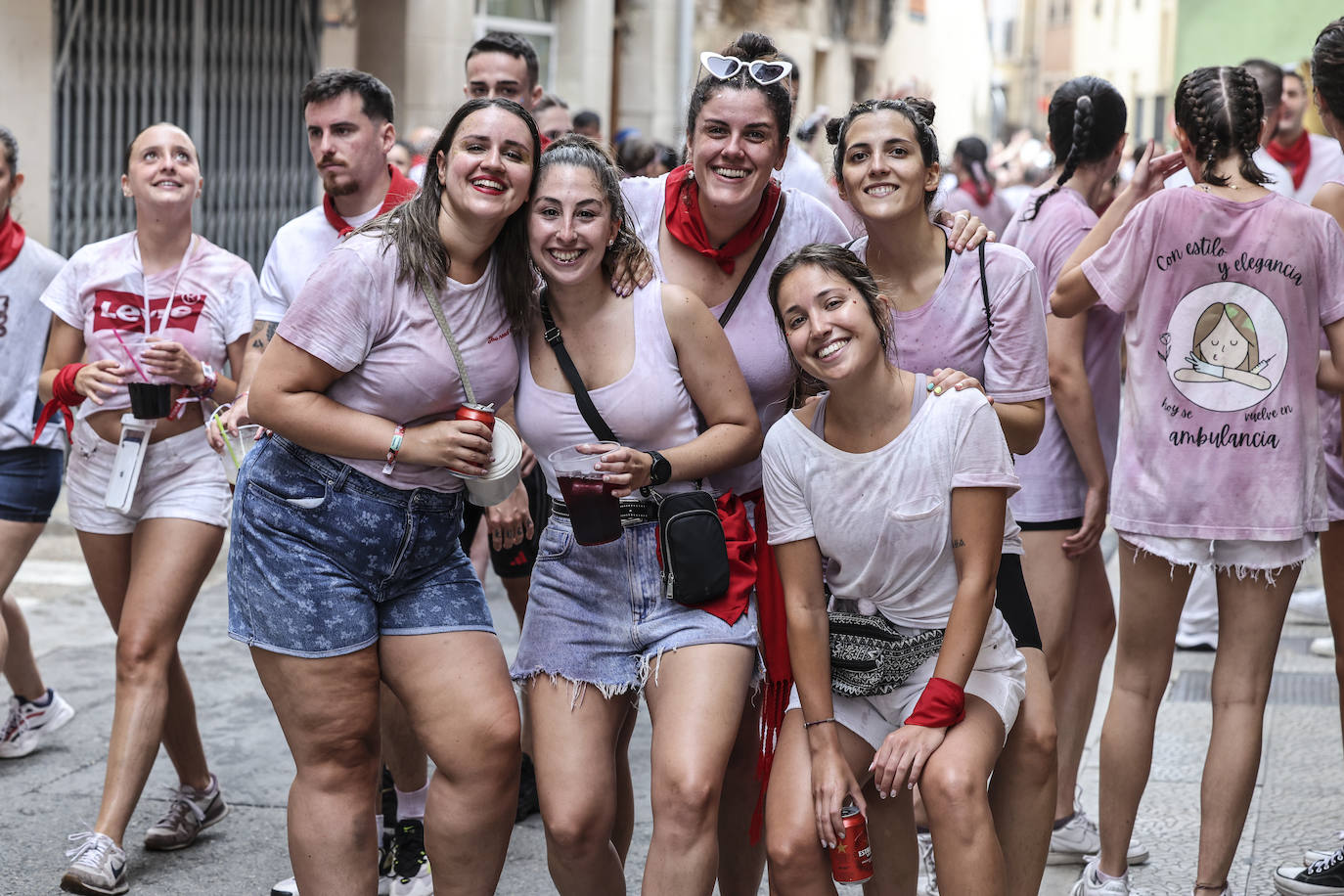 Miles de personas participan del chupinazo de las fiestas de Alfaro y piden agua en sus calles