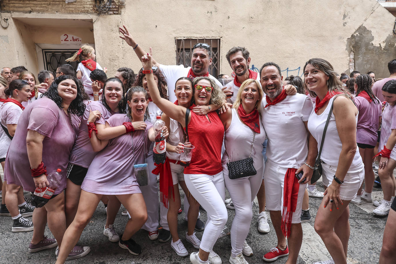 Miles de personas participan del chupinazo de las fiestas de Alfaro y piden agua en sus calles
