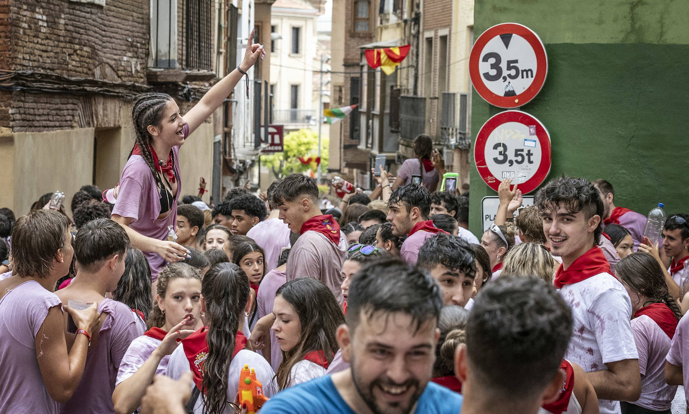 Miles de personas participan del chupinazo de las fiestas de Alfaro y piden agua en sus calles
