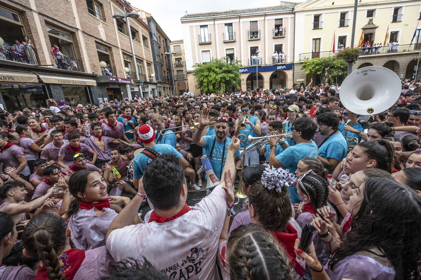 Miles de personas participan del chupinazo de las fiestas de Alfaro y piden agua en sus calles