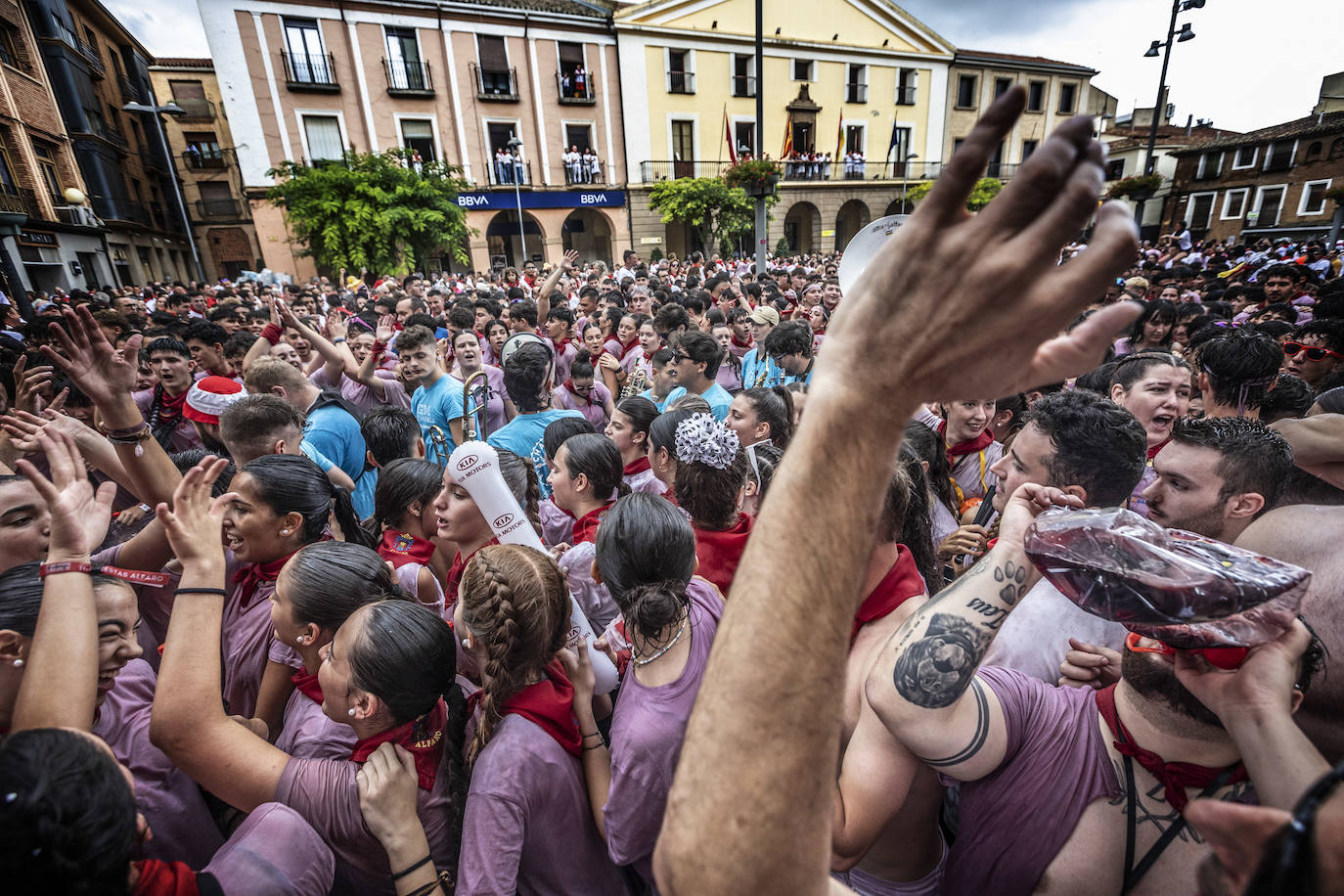 Miles de personas participan del chupinazo de las fiestas de Alfaro y piden agua en sus calles