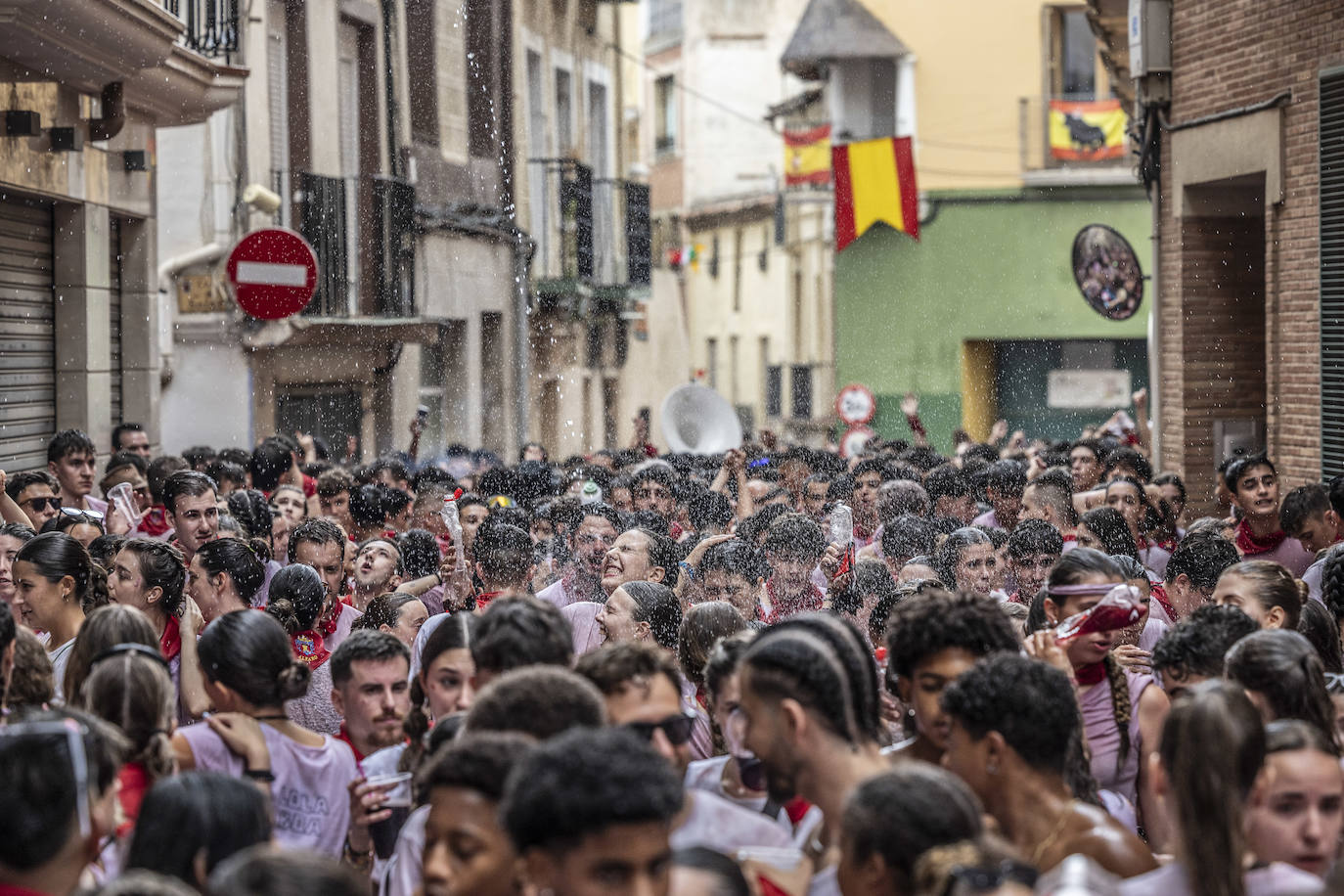 Miles de personas participan del chupinazo de las fiestas de Alfaro y piden agua en sus calles