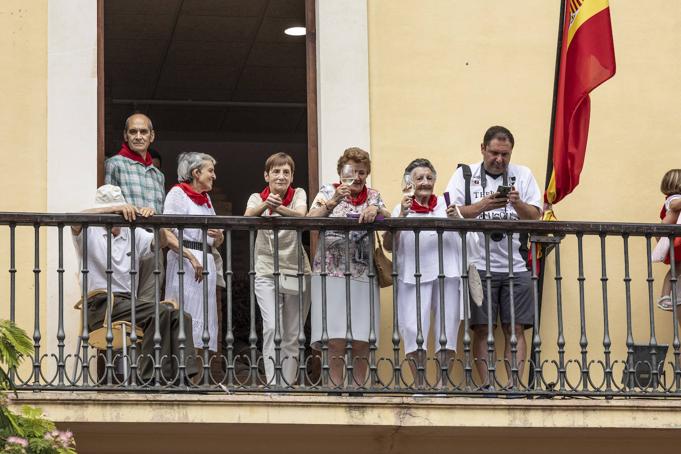 Miles de personas participan del chupinazo de las fiestas de Alfaro y piden agua en sus calles