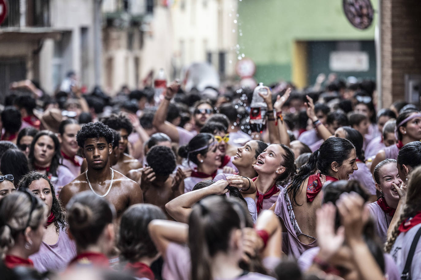 Miles de personas participan del chupinazo de las fiestas de Alfaro y piden agua en sus calles