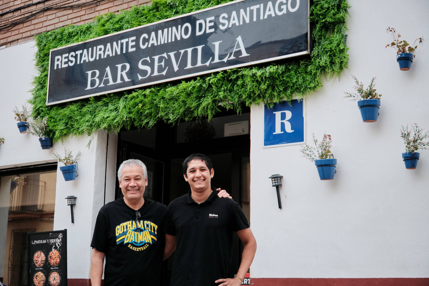 Patricio y Leonardo, padre e hijo, regentan el Bar Sevilla en Azofra