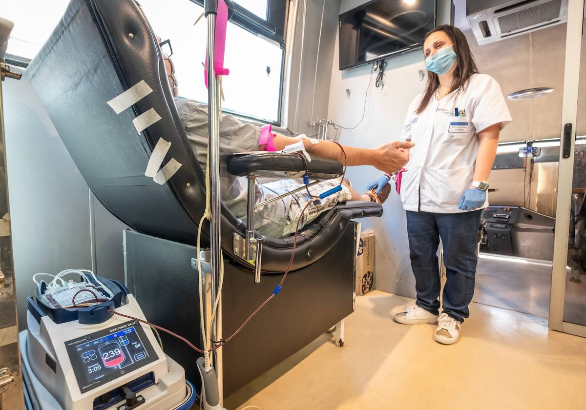 Un hombre dona sangre en la unidad móvil del Banco de Sangre.