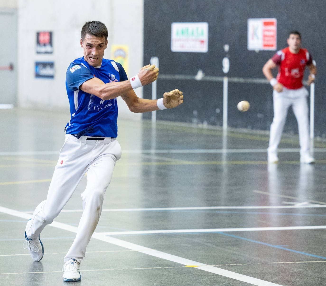 Zabala golpea la pelota con su mano derecha.