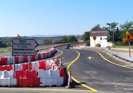 La carretera LR-250 de acceso a Villamediana desde Logroño, que será cortada el martes.