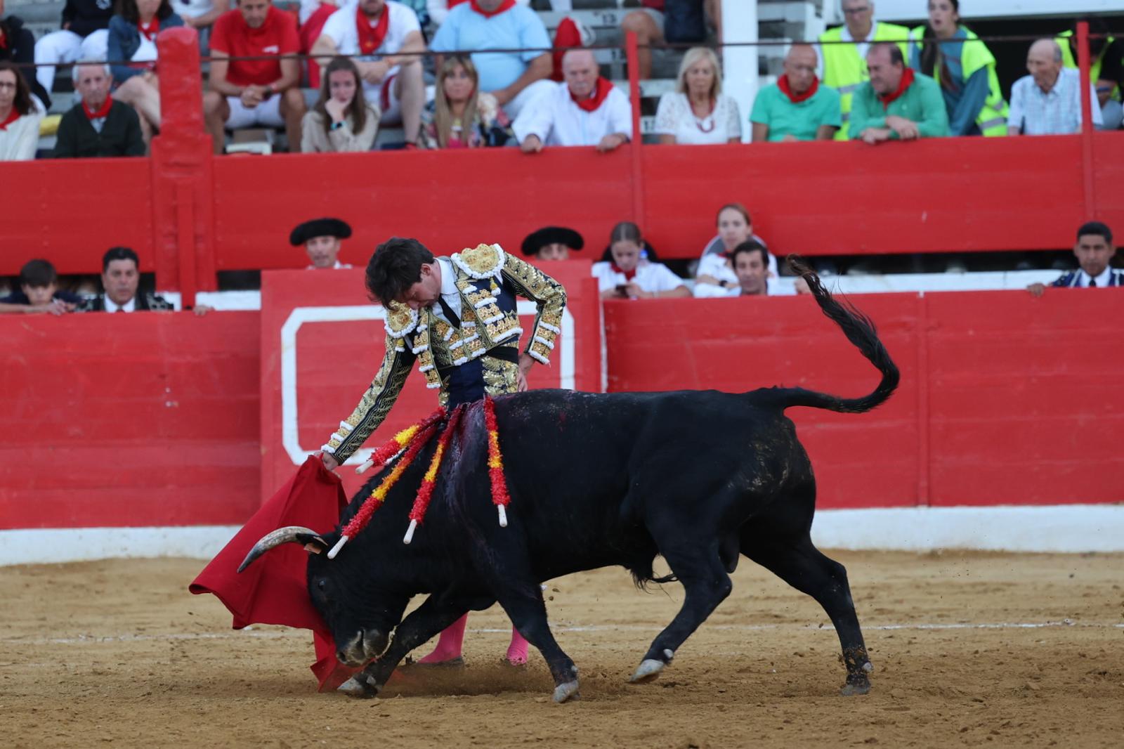 Derechazo de un entregado Fabio Jiménez que cortó dos orejas.