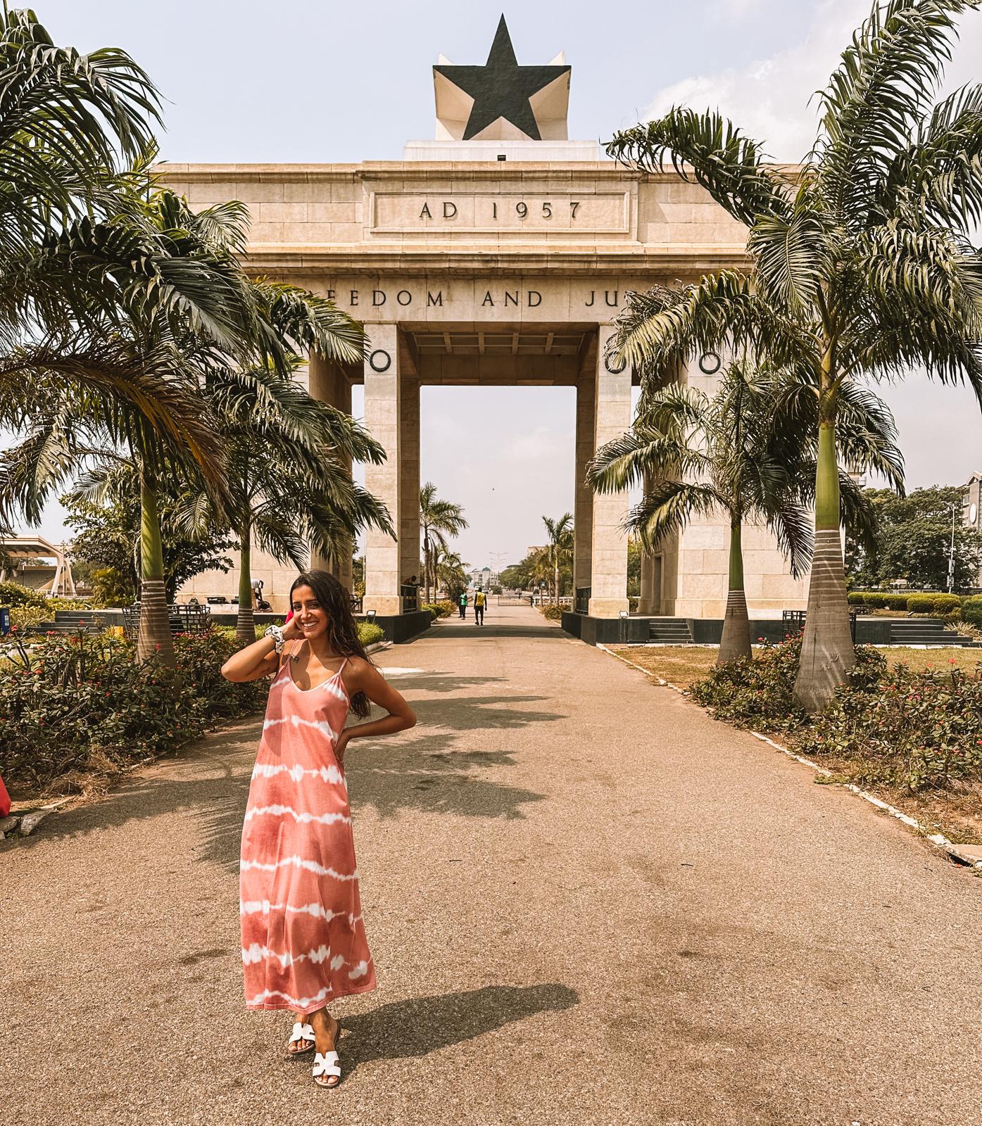 La logronesa, delante del Arco de la Independencia, en Acra.