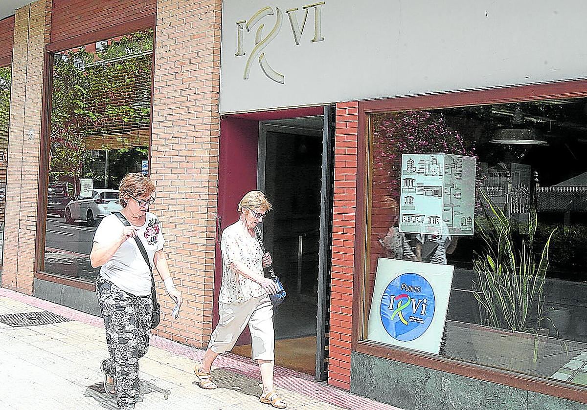 Dos viandantes caminan frente a las oficinas del IRVI en Logroño.