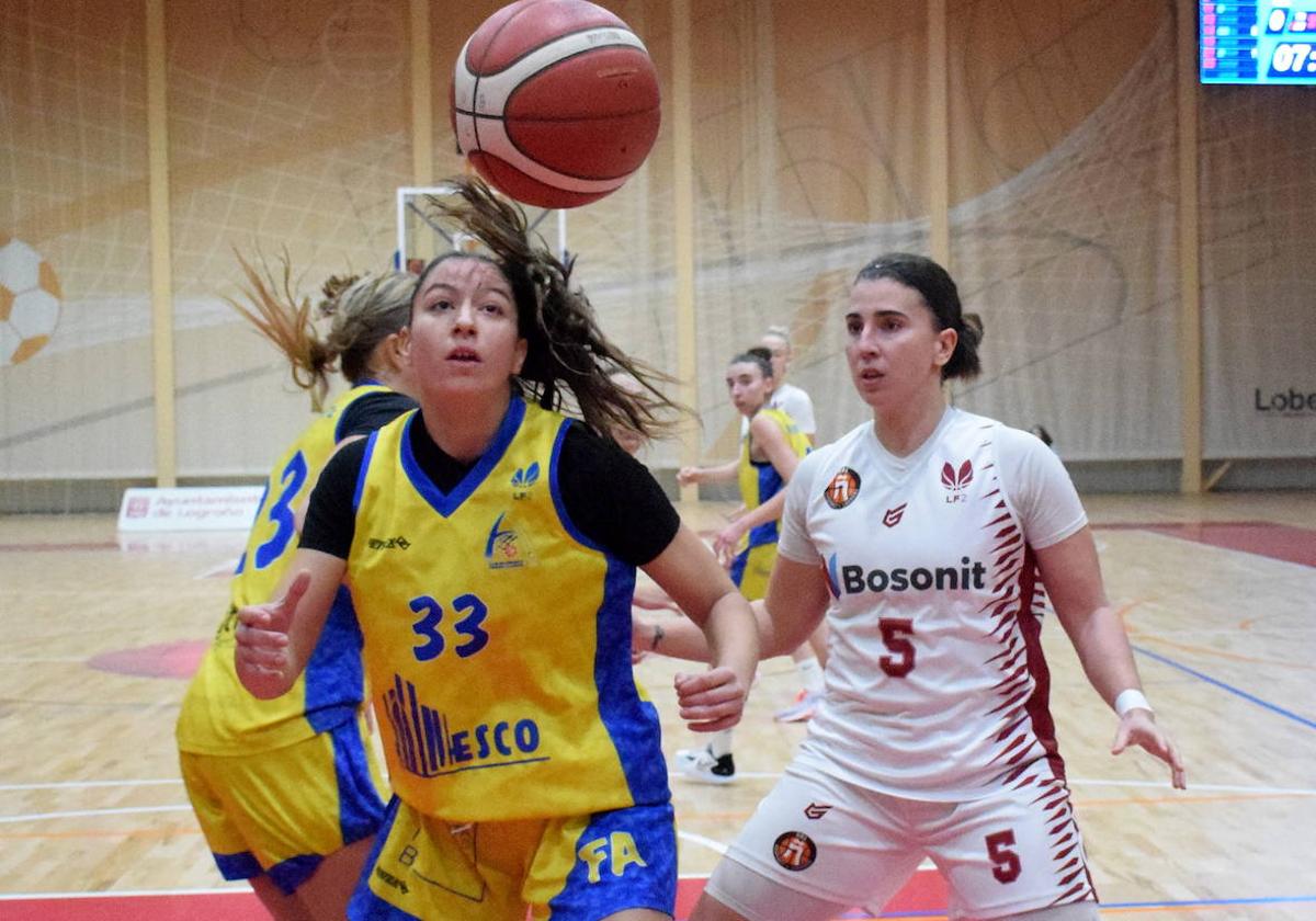 Imagen de Tamara Blanco (dorsal 5) ante el Alcorcón.