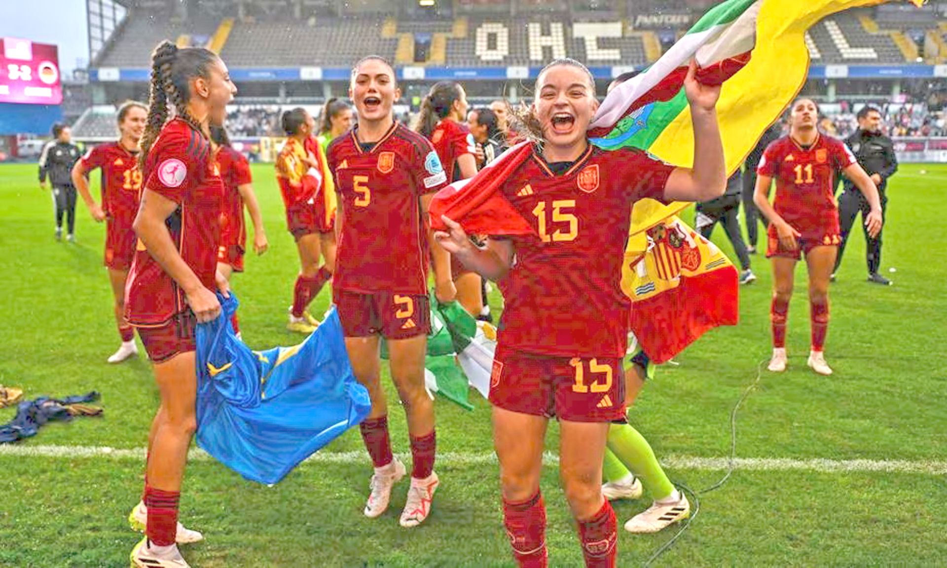 Sara Ortega celebra la conquita del Mundial sub'19.