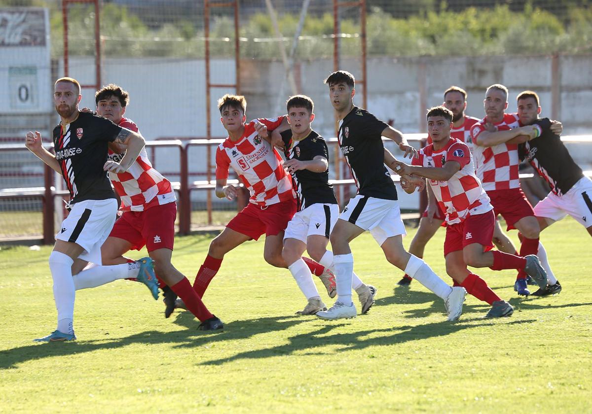 Monreal, Curro y Lallana, en una acción a balón parado.