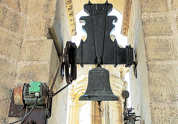 La Sagrada Familia. Se trata de la más pequeña del conjunto, en la torre norte, con el doble mecanismo de volteo y electromazo.