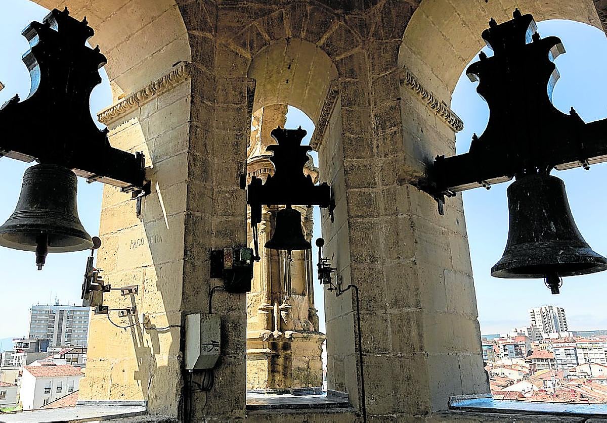 Torre norte. Tres de las cinco campanas (hay lugar para ocho) en la 'octogonal' San Pedro.