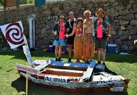 A la izquierda, el equipo 'Sanqueremos Lunch & More', vencedor de la II Carrera de Barcos de Cartón de Villanueva. A la derecha, otra embarcación llegando a meta sobre el río Iregua.