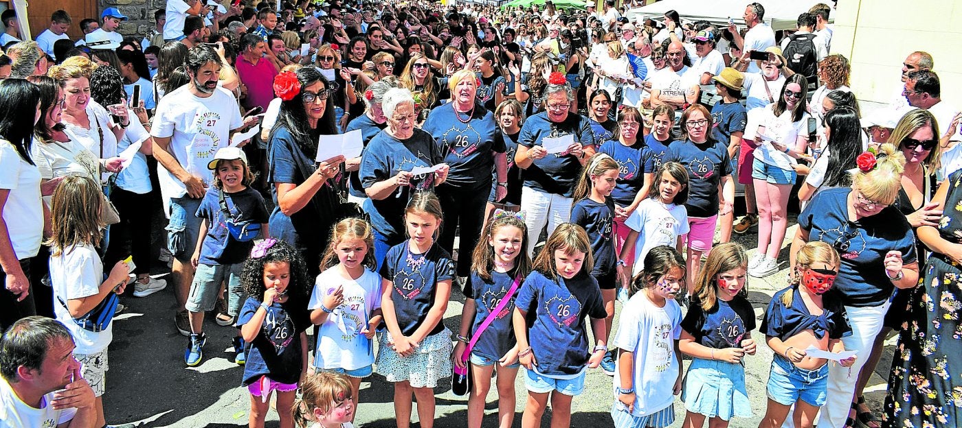 Instante del 'flashmob' celebrado en el momento central de la Fiesta de la Solidaridad organizada este sábado en Torrecilla en Cameros.