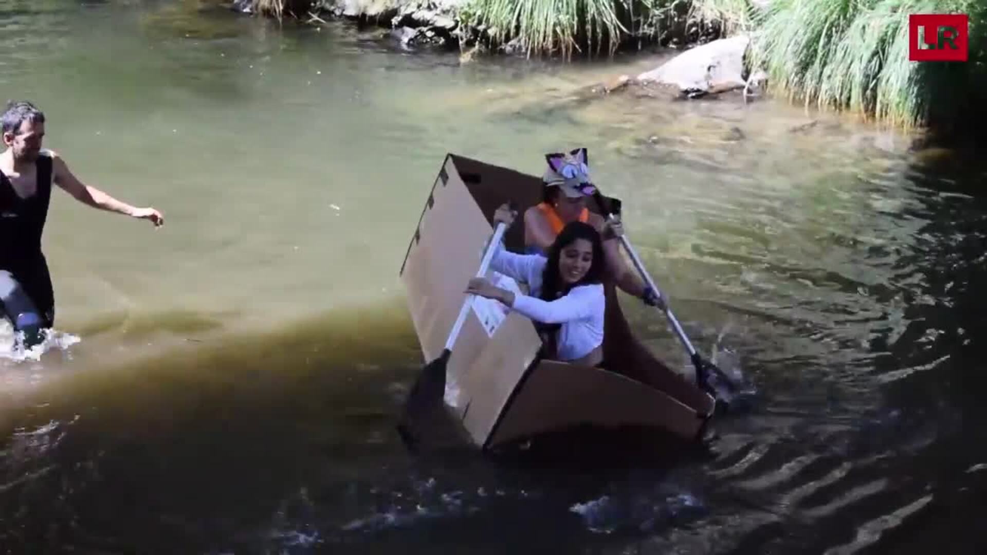 Buen ambiente y mucho humor en la Carrera de Barcos de Cartón de Villanueva