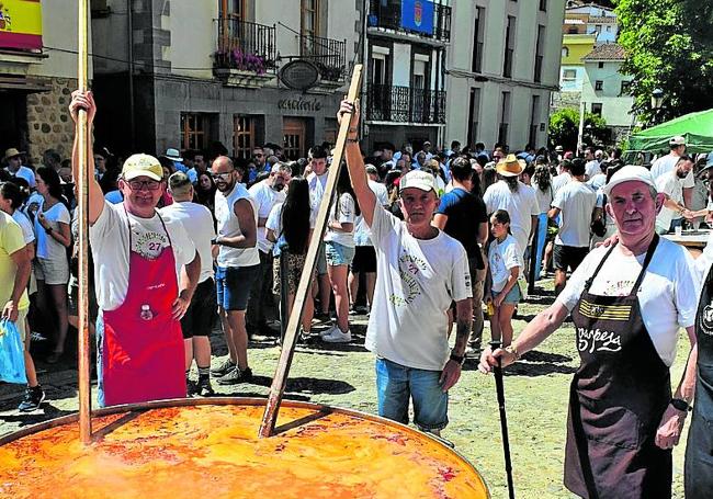 Los cocineros de la caldereta popular, a pie de calle.