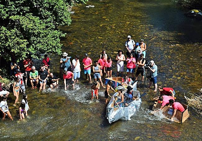 Otra embarcación llegando a meta sobre el río Iregua.
