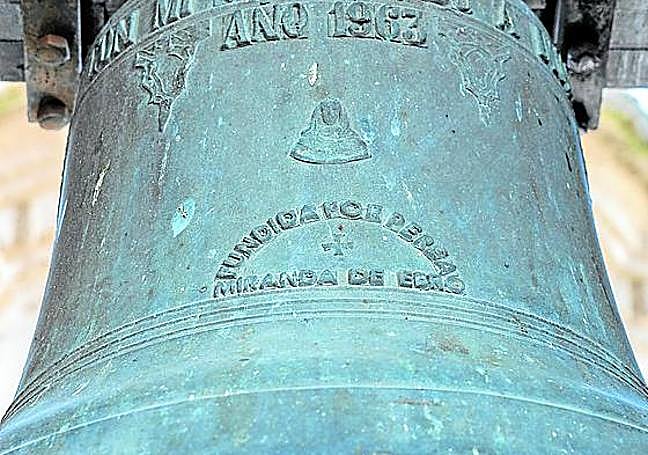 Una de las de Perea. De 1963, obra de los conocidos campaneros de Miranda de Ebro, con la leyenda de «con mi voz alabo a Dios».