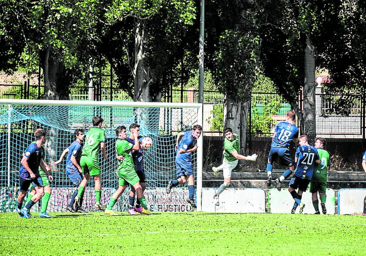 El partido entre el Berceo y el Anguiano abrió el triangular de ayer.