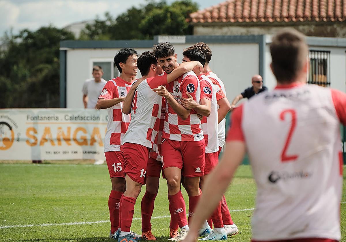 Los jugadores del Varea celebran el gol de Adrián que les dio dio el triunfo ante la Oyonesa.