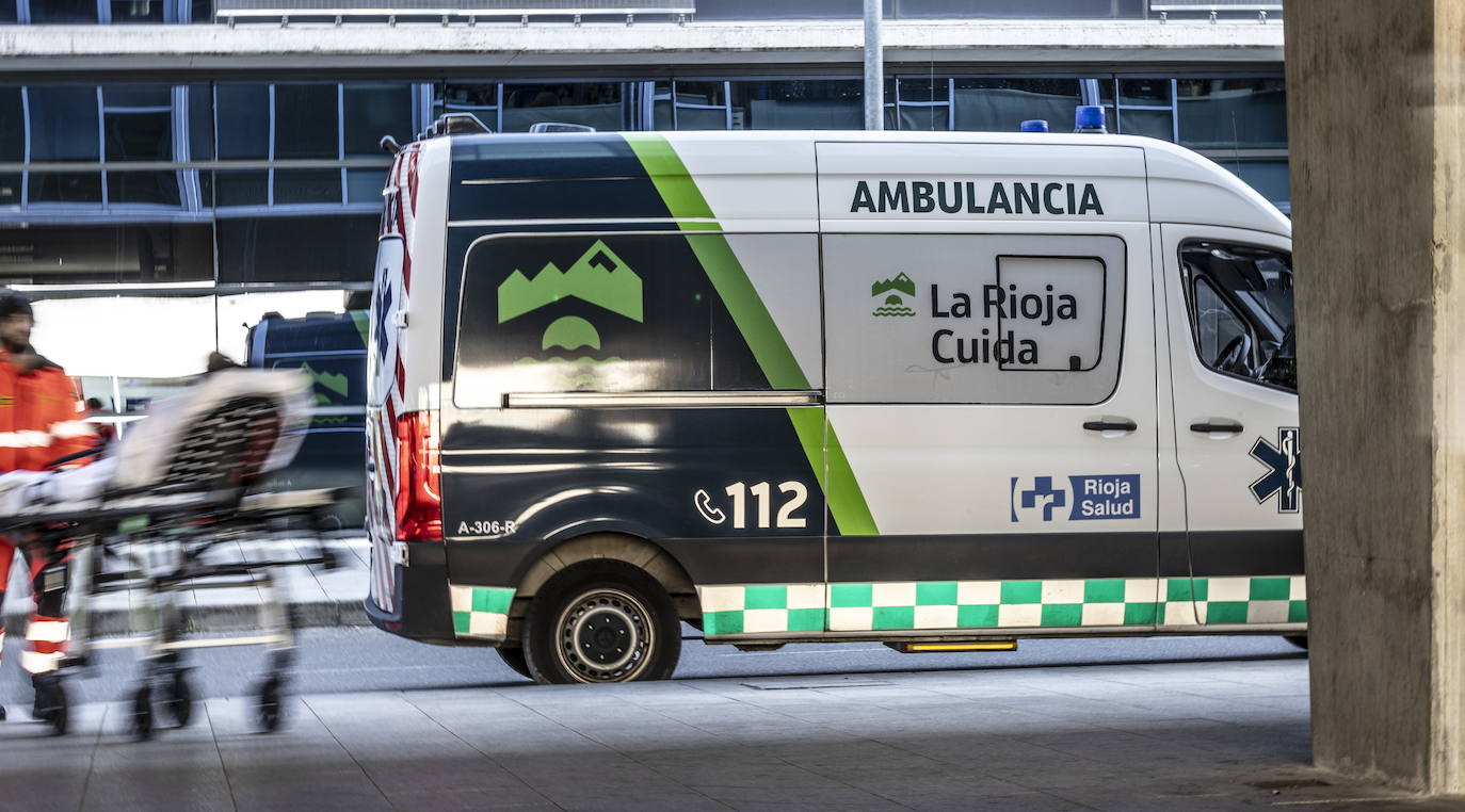 Una ambulancia junto al Hospital San Pedro.