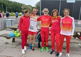 Mamen Arias, Raúl López, Óscar Calvé, Maru Hernáiz y María Miranda, tras correr el 10K.