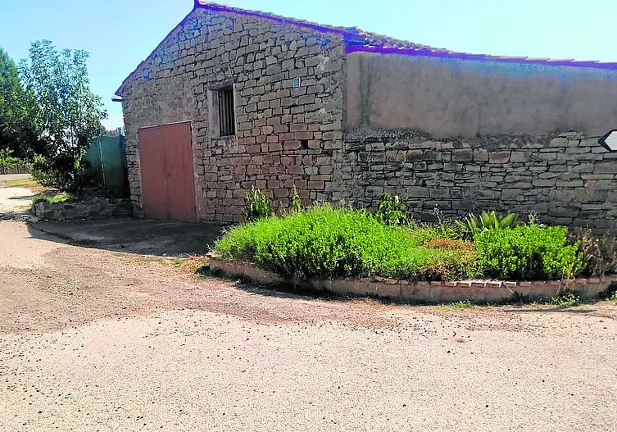 La calle del cementerio de Alcanadre, «llena de piedras y barro» desde hace un año