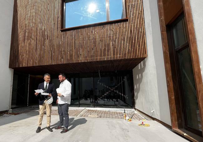 Escobar y López-Araquistáin en el patio del futuro centro.