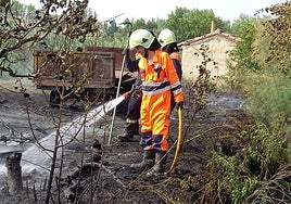 Miembros de Protección Civil sofocan el incendio.