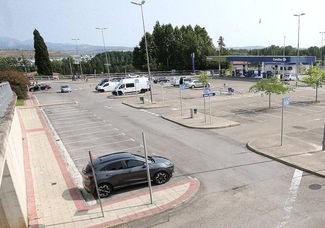 Al fondo, parte del oficialmente parking de La Fombera elegida para habilitar la nueva área de servicios para autocaravanas justo en la entrada por la rotonda de la calle Río Lomo, junto a la gasolinera del Carrefour.