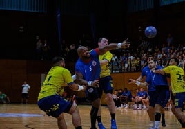 Ángel Rivero lanza entre dos defensores en la final de Eguía.